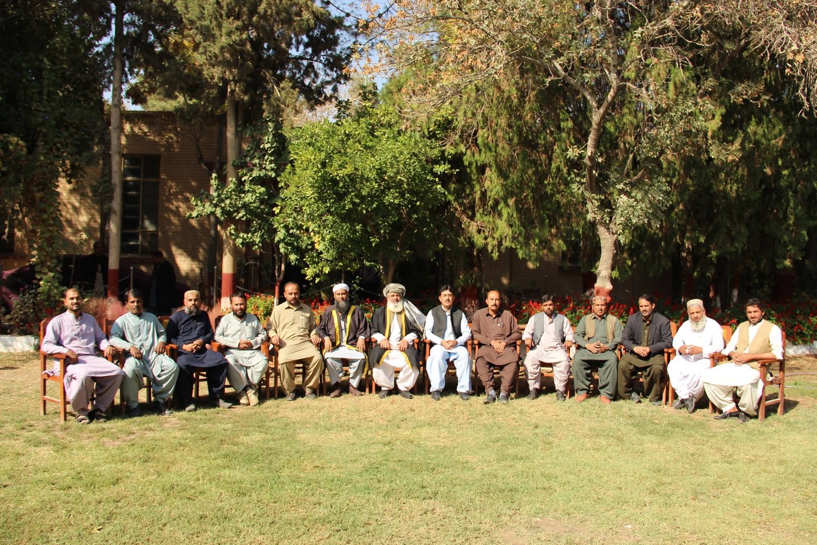 ٹیچرز اور مہمانوں کی ایک تصویر
