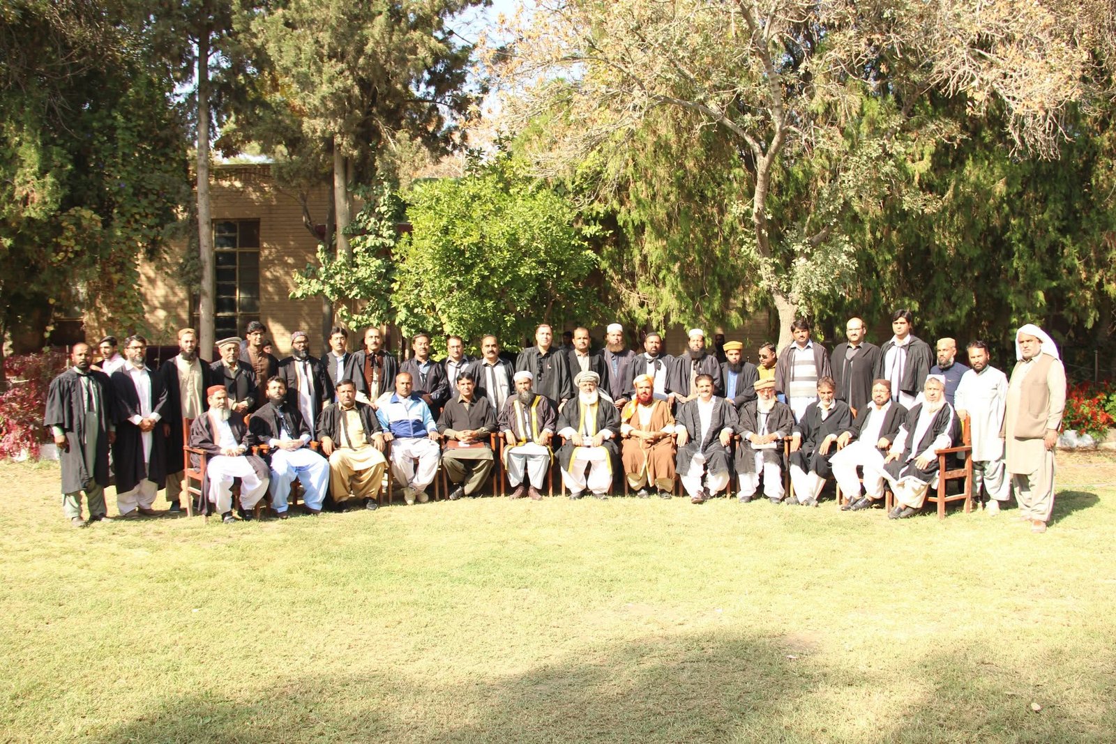اسکول اسٹاف کی گروپ فوٹو